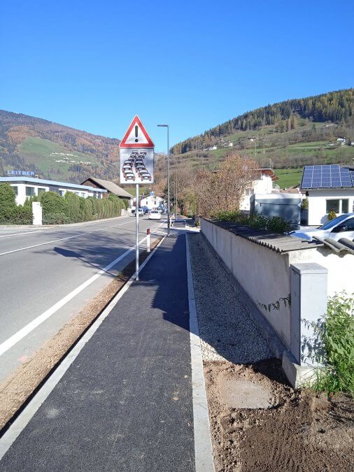 Costruzione di un marciapiede lungo via Brennero a Vipiteno
